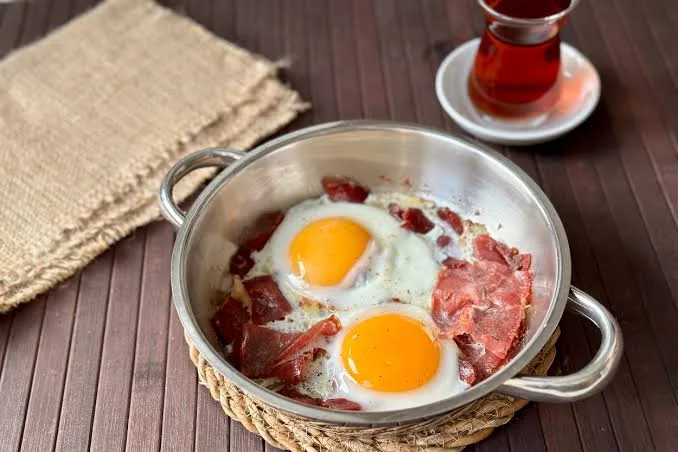 Pastırmalı Yumurta